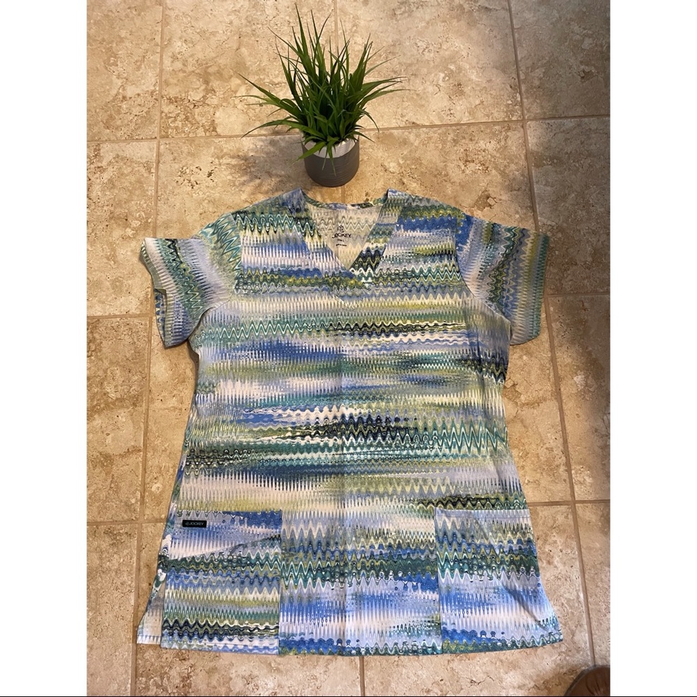 Jockey scrub top